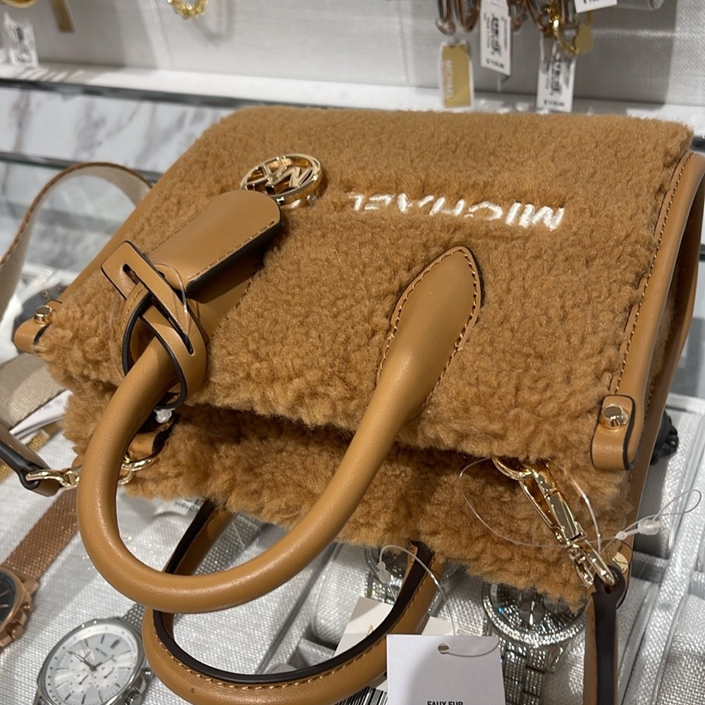 Michael Kors Mirella Extra-Small Sherpa XS SHOPPER XBODY
SHEARLING Cross… - Picture 13 of 16